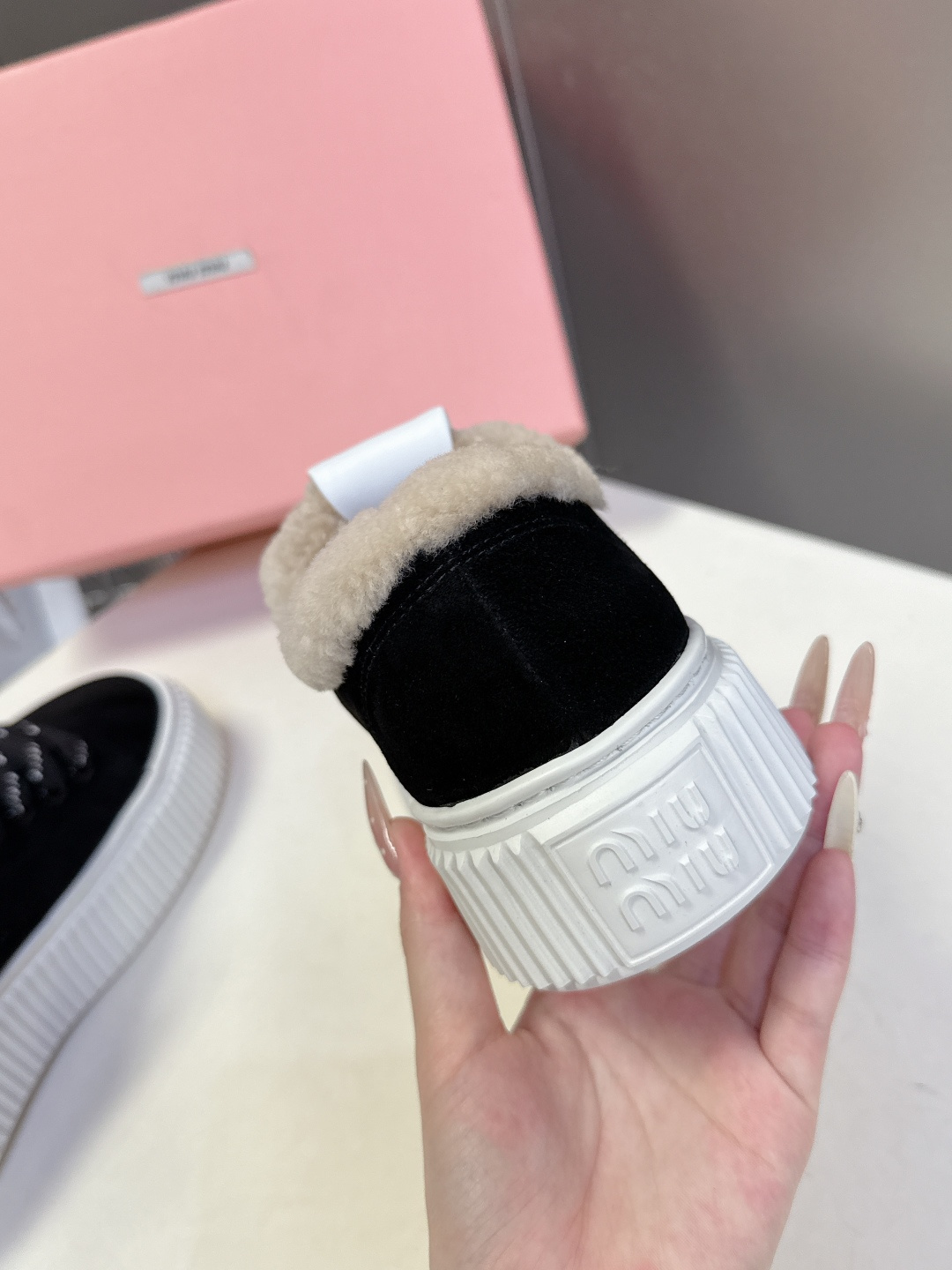 MiuMiu缪缪秋冬最新款毛毛饼干鞋 厚底鞋 超多明星网红种草 看着就暖和冬天必备 简约的运动板鞋设计 