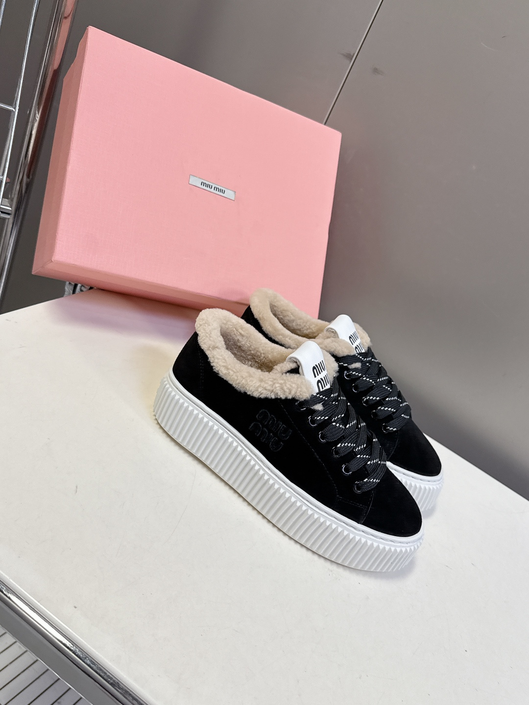 MiuMiu缪缪秋冬最新款毛毛饼干鞋 厚底鞋 超多明星网红种草 看着就暖和冬天必备 简约的运动板鞋设计 