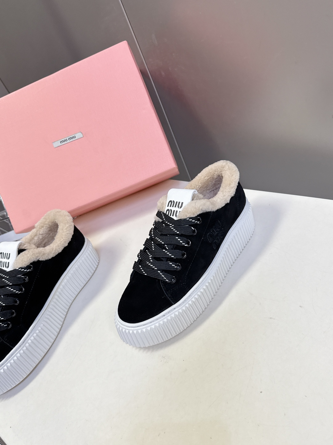 MiuMiu缪缪秋冬最新款毛毛饼干鞋 厚底鞋 超多明星网红种草 看着就暖和冬天必备 简约的运动板鞋设计 