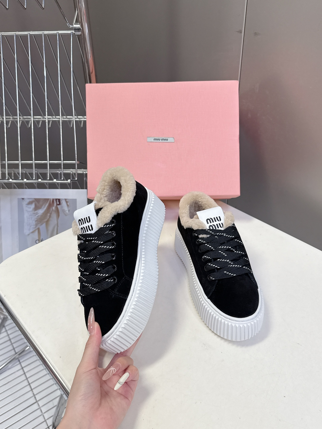 MiuMiu缪缪秋冬最新款毛毛饼干鞋 厚底鞋 超多明星网红种草 看着就暖和冬天必备 简约的运动板鞋设计 