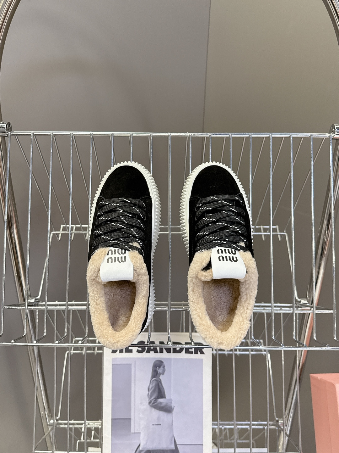 MiuMiu缪缪秋冬最新款毛毛饼干鞋 厚底鞋 超多明星网红种草 看着就暖和冬天必备 简约的运动板鞋设计 