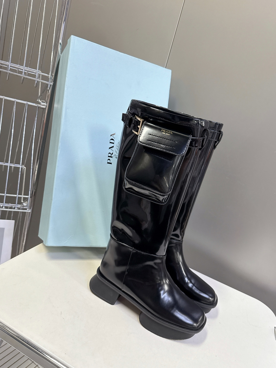 PRADA普拉达顶级版本松糕厚底口袋三角标靴子原版1:1定制，众多网红上脚 注塑三角字母luogo工艺，