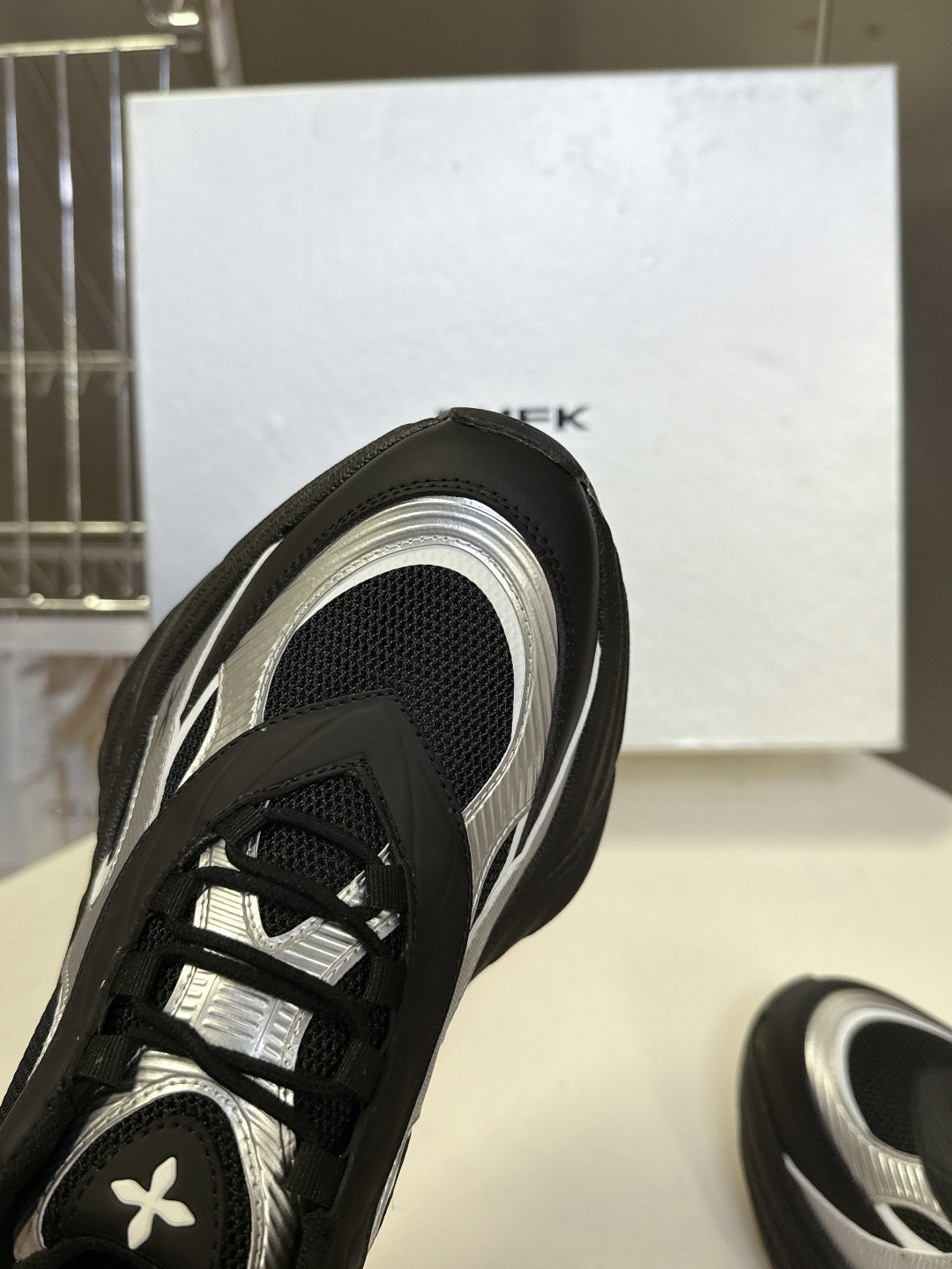 SMFK小众潮牌最新款复古运动鞋 厚底鞋这款专业慢跑鞋，鞋身以多种轻便柔软，材料拼接制作，网眼面料设计更