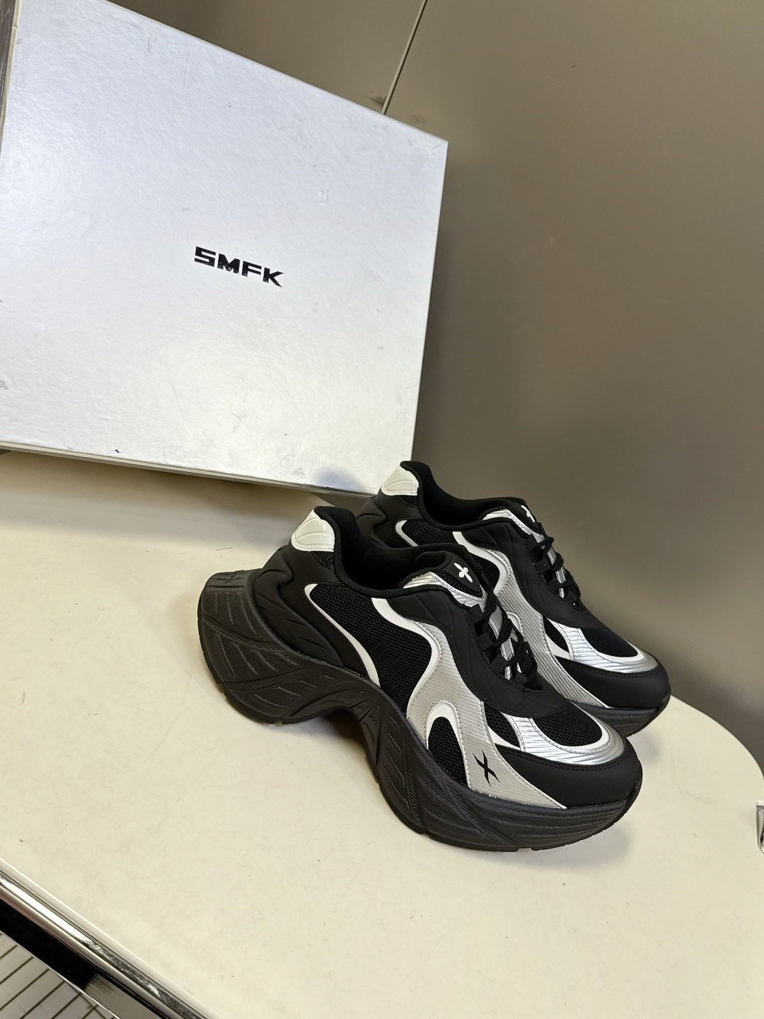 SMFK小众潮牌最新款复古运动鞋 厚底鞋这款专业慢跑鞋，鞋身以多种轻便柔软，材料拼接制作，网眼面料设计更