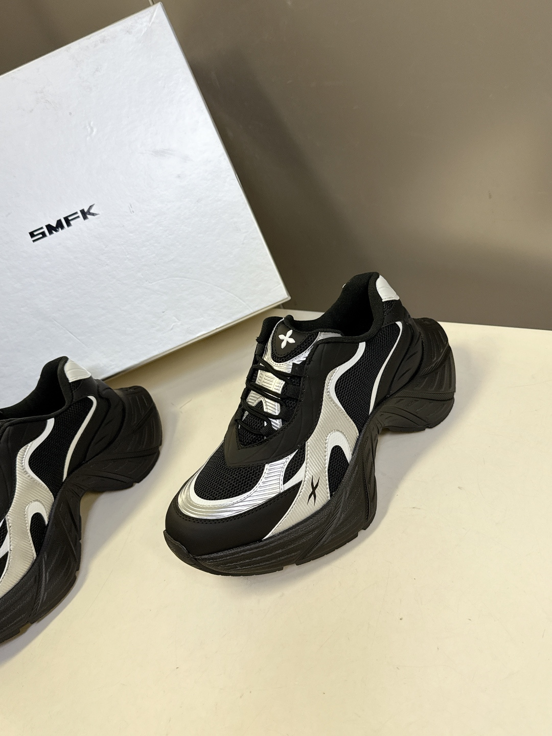 SMFK小众潮牌最新款复古运动鞋 厚底鞋这款专业慢跑鞋，鞋身以多种轻便柔软，材料拼接制作，网眼面料设计更