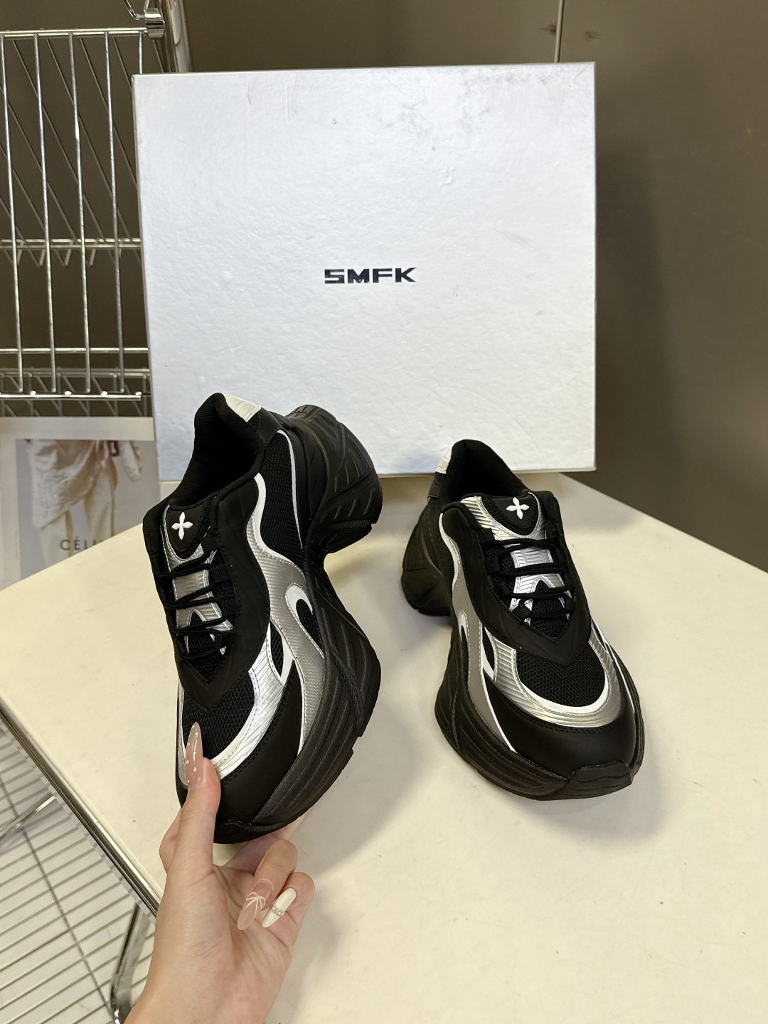 SMFK小众潮牌最新款复古运动鞋 厚底鞋这款专业慢跑鞋，鞋身以多种轻便柔软，材料拼接制作，网眼面料设计更