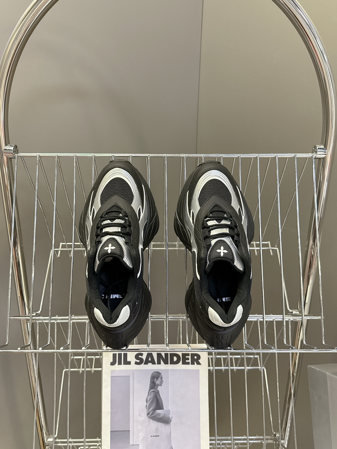 SMFK小众潮牌最新款复古运动鞋 厚底鞋这款专业慢跑鞋，鞋身以多种轻便柔软，材料拼接制作，网眼面料设计更