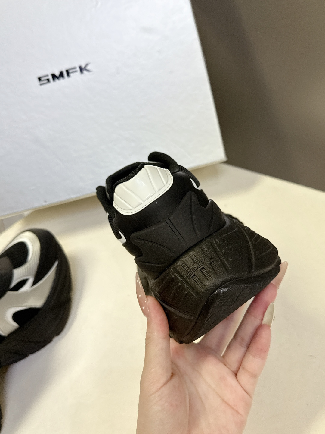 SMFK小众潮牌最新款复古运动鞋 厚底鞋这款专业慢跑鞋，鞋身以多种轻便柔软，材料拼接制作，网眼面料设计更