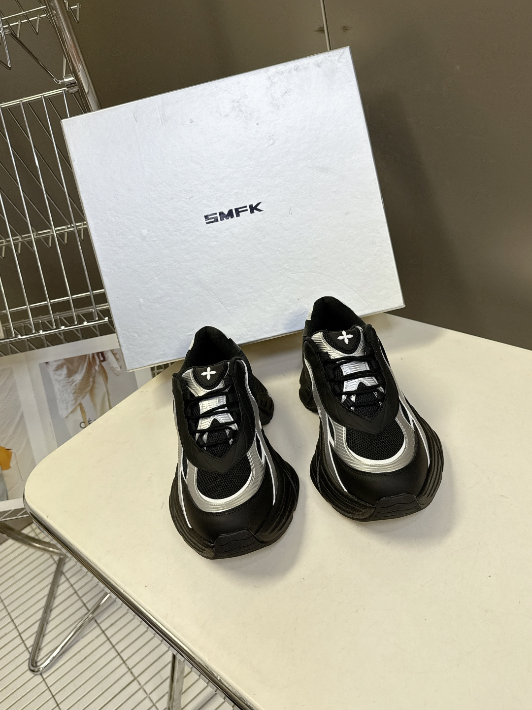 SMFK小众潮牌最新款复古运动鞋 厚底鞋这款专业慢跑鞋，鞋身以多种轻便柔软，材料拼接制作，网眼面料设计更