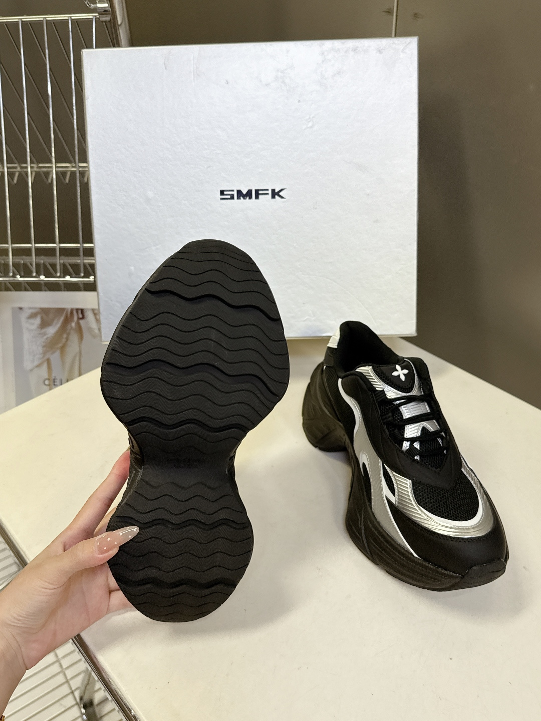 SMFK小众潮牌最新款复古运动鞋 厚底鞋这款专业慢跑鞋，鞋身以多种轻便柔软，材料拼接制作，网眼面料设计更