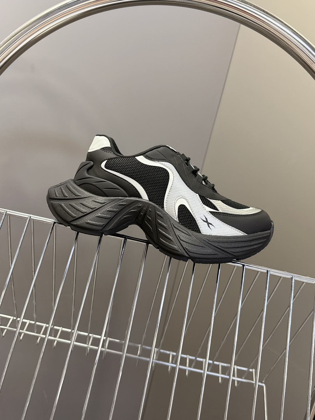 SMFK小众潮牌最新款复古运动鞋 厚底鞋这款专业慢跑鞋，鞋身以多种轻便柔软，材料拼接制作，网眼面料设计更