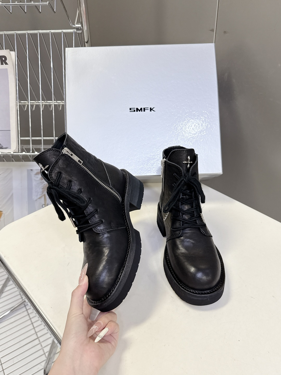 SMFK潮牌十字架秋冬最新款水洗皮鞋 牛仔靴 短靴超多明星网红种草 简约的设计 十字架logo点缀 品牌