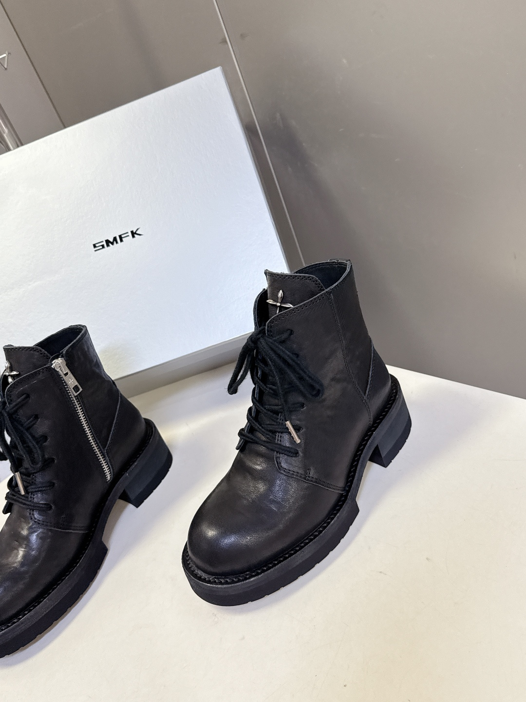 SMFK潮牌十字架秋冬最新款水洗皮鞋 牛仔靴 短靴超多明星网红种草 简约的设计 十字架logo点缀 品牌