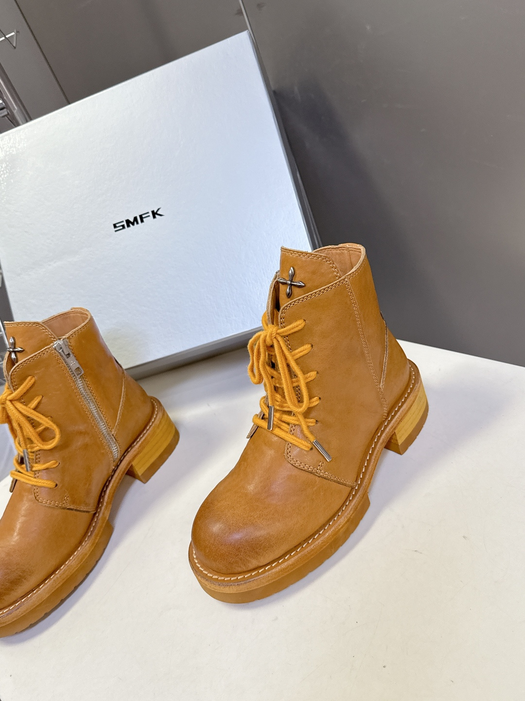 SMFK潮牌十字架秋冬最新款水洗皮鞋 牛仔靴 短靴超多明星网红种草 简约的设计 十字架logo点缀 品牌