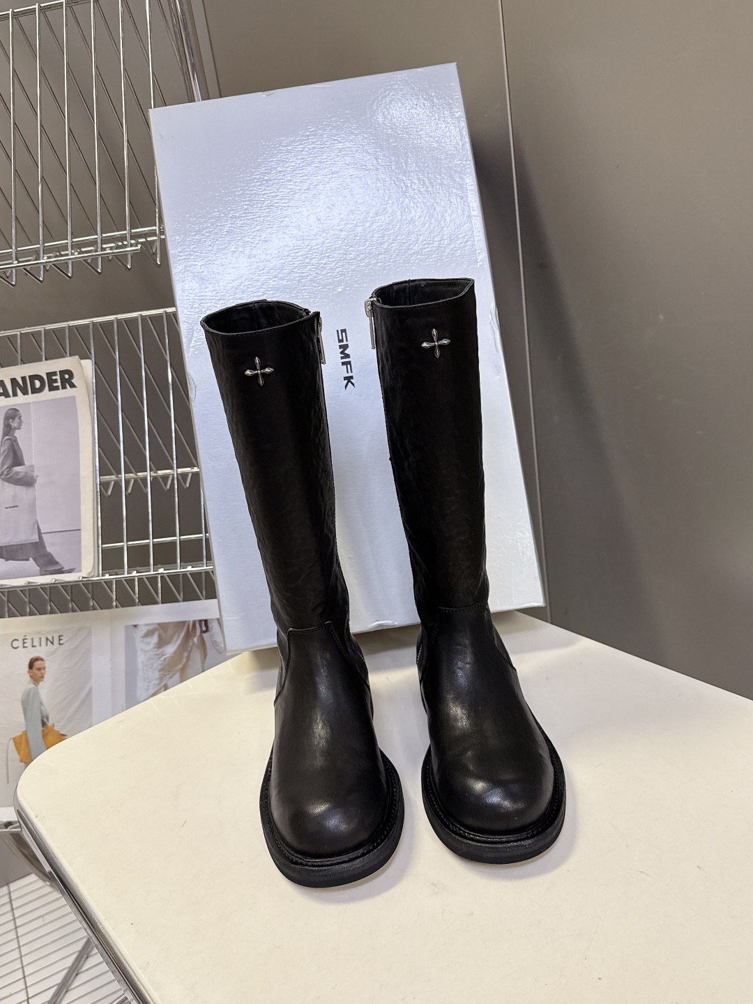 NO:561829,SMFK trendy brand cross autumn and winter latest washed leather shoes, cowboy boots, short boots, many star Internet celebrities have planted grass, simple design, cross logo embellishment, full of brand sense. The most popular retro washed leather outsole is fixed and stitched using Goodyear technology. It is mainly worn on the upper feet to really show the slim legs. It is particularly colorful when paired with dark coats and sweaters in autumn and winter. Handsome fabrics, imported old washed vegetable tanned cowhide, water-dyed cowhide inside, Italian genuine leather outsole  Size35-40 (40 orders are not returnable), boots loafers, loafers, boots, hoodie, sweatshirts, jackets & coats, cowhide, Leather soles19860909SMFK潮牌十字架秋冬最新款水洗皮鞋 牛仔靴 短靴 超多明星网红种草 简约的设计 十字架logo点缀 品牌感满满 当下最流行的复古水洗皮料 大底使用固特异工艺进行固定缝合 主要是上脚穿真的显腿细,搭配秋冬深色外套卫衣特别出彩帅气面料进口做旧水洗植鞣牛皮 内里水染牛皮 意大利真皮大底 Size35-40（40订做不退换）,靴子乐福鞋,loafers,boots,hoodie,sweatshirts,jackets & coats,cowhide,Leather soles,Women's Shoes