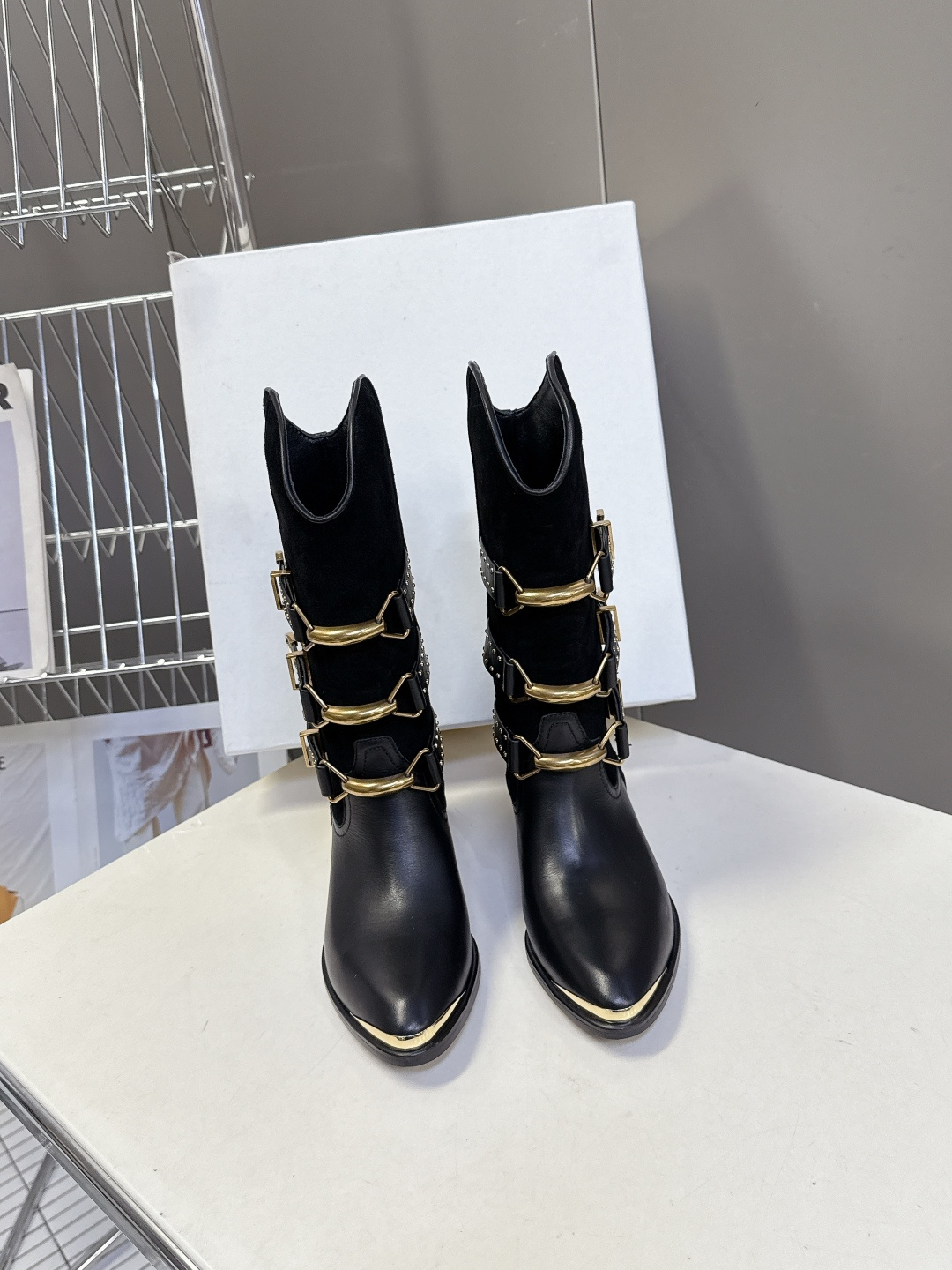 NO:561824,Isabel Marant's Western Cowboy Boots for Autumn and Winter Catwalks. Boots that can be worn all year round are here. A pair of legendary retro boots. Simple retro design. The key is that they are 100% comfortable and can be used for shopping every day. They will never become a display in the shoe cabinet. They are must-have boots for cool girls. The boots are loose and the legs are super slim. They are easy to match with fashionable and versatile ins.  The upper material is high mercerized cowhide, the lining is cowhide, the Italian imported genuine leather outsole is 4CM high, the size is 35-41 (40 41 customized), boots, boots, cowhide, Leather soles19860909伊莎贝尔Isabel Marant秋冬走秀款西部牛仔靴 一年四季都可以穿的靴子来了,一双封神的复古靴 简约复古设计,关键是舒适百分逛街日常都可,绝不会成为鞋柜里的摆设, 酷女孩必备靴 靴筒宽松 超显腿细,搭配毫无鸭梨 时髦又百搭ins 鞋面材质为高丝光牛猄,内里牛皮里,意大利进口真皮大底跟高4CM码数35-41（40 41定制）,靴子,boots,cowhide,Leather soles,Women's Shoes