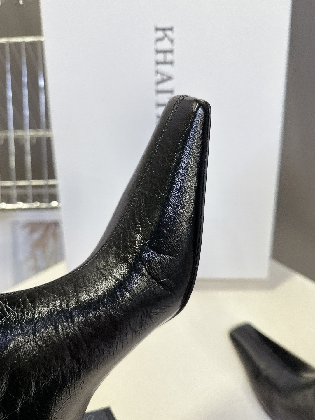 小众潮牌KHAITE秋冬最新款复古尖头时装长靴 超多明星时尚博主种草 把“酷飒”焊在腿上 利落方跟+尖头