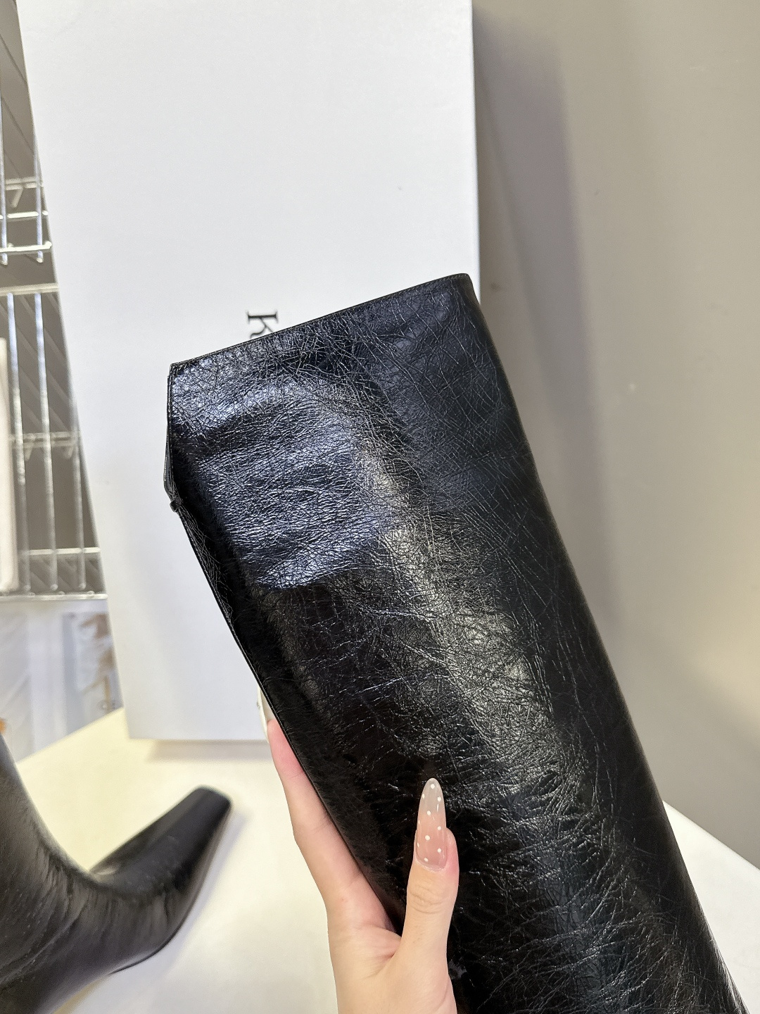 小众潮牌KHAITE秋冬最新款复古尖头时装长靴 超多明星时尚博主种草 把“酷飒”焊在腿上 利落方跟+尖头