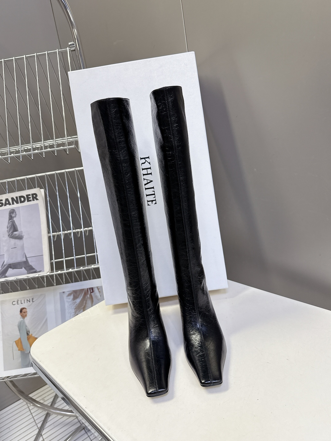 NO:561814,KHAITE, the latest autumn and winter retro pointed-toe fashion boots from niche trendy brand. Many celebrity fashion bloggers have planted 'cool' welded on their legs. Neat square heels + pointed toes, with a neat aura. The style of urban working women has a sense of relaxation. Put it on to directly unlock the 'walking with wind' mode. Pair with skirts and trousers. Just needed for fashionable fine wardrobes. Imported calfskin for uppers and mixed sheepskin for foot pads.  Heel height 5.8CM Italian leather outsole Size: 35-40 (40 is custom-made and non-returnable), boots, boots, skirts, cowhide, sheepskin, Leather soles19860909小众潮牌KHAITE秋冬最新款复古尖头时装长靴  超多明星时尚博主种草 把“酷飒”焊在腿上 利落方跟+尖头 拿捏利落气场 都市职场女性风格自带松弛感 穿上直接解锁「走路带风」模式,搭配裙装 裤装都炸场 时髦精衣柜刚需 鞋面进口小牛皮 内里垫脚混种羊皮 跟高5.8CM意大利真皮大底 Size:35-40（40 定做不退换）,靴子,boots,skirts,cowhide,sheepskin,Leather soles,Women's Shoes