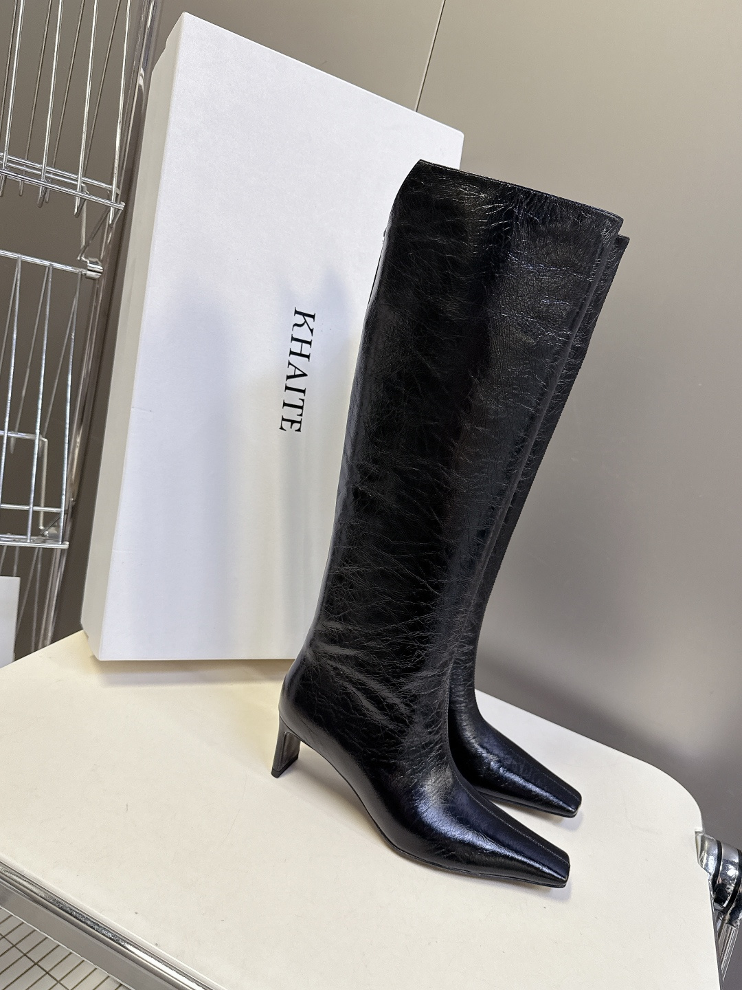 小众潮牌KHAITE秋冬最新款复古尖头时装长靴 超多明星时尚博主种草 把“酷飒”焊在腿上 利落方跟+尖头