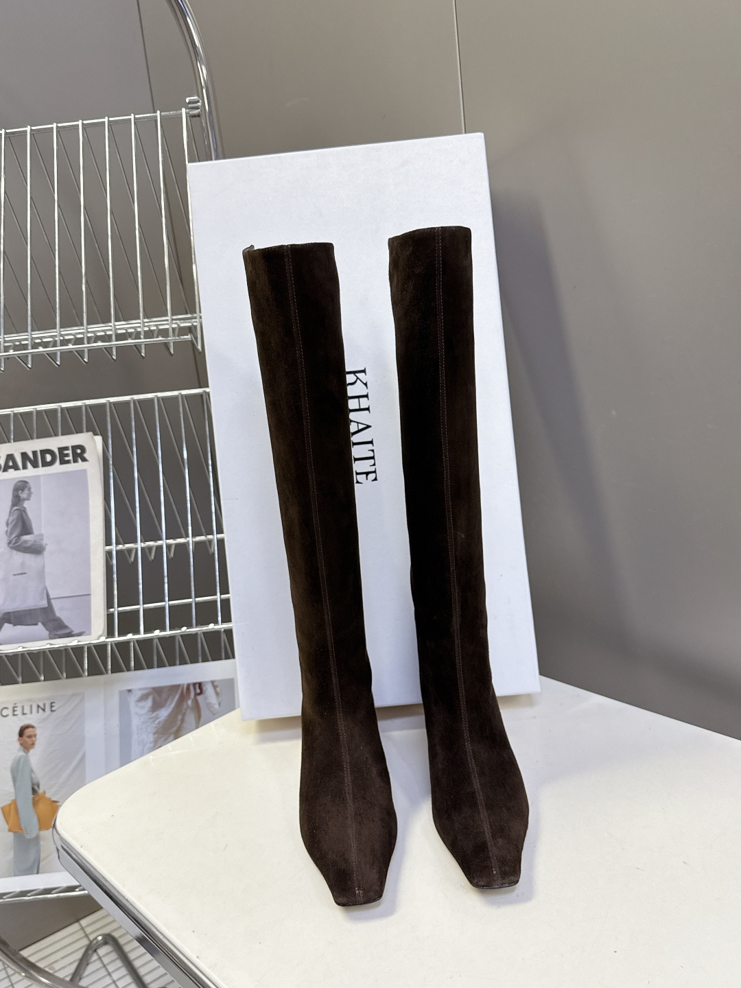 NO:561819,KHAITE, the latest autumn and winter retro pointed-toe fashion boots from niche trendy brand. Many celebrity fashion bloggers have planted 'cool' welded on their legs. Neat square heels + pointed toes, with a neat aura. The style of urban working women has a sense of relaxation. Put it on to directly unlock the 'walking with wind' mode. Pair with skirts and trousers. Just needed for fashionable fine wardrobes. Imported calfskin for uppers and mixed sheepskin for foot pads.  Heel height 5.8CM Italian leather outsole Size: 35-40 (40 is custom-made and non-returnable), boots, boots, skirts, cowhide, sheepskin, Leather soles19860909小众潮牌KHAITE秋冬最新款复古尖头时装长靴  超多明星时尚博主种草 把“酷飒”焊在腿上 利落方跟+尖头 拿捏利落气场 都市职场女性风格自带松弛感 穿上直接解锁「走路带风」模式,搭配裙装 裤装都炸场 时髦精衣柜刚需 鞋面进口小牛皮 内里垫脚混种羊皮 跟高5.8CM意大利真皮大底 Size:35-40（40 定做不退换）,靴子,boots,skirts,cowhide,sheepskin,Leather soles,Women's Shoes