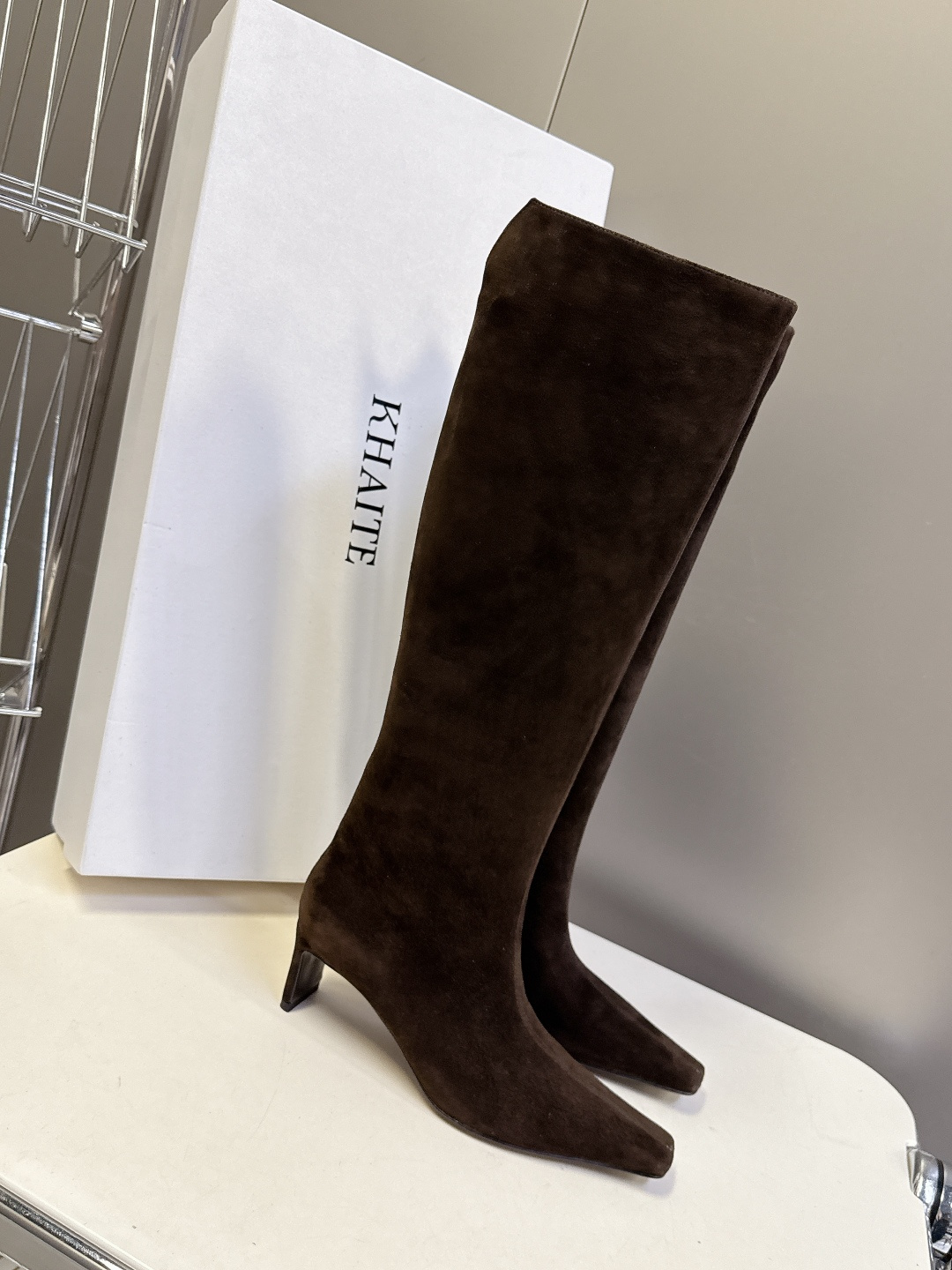 小众潮牌KHAITE秋冬最新款复古尖头时装长靴 超多明星时尚博主种草 把“酷飒”焊在腿上 利落方跟+尖头