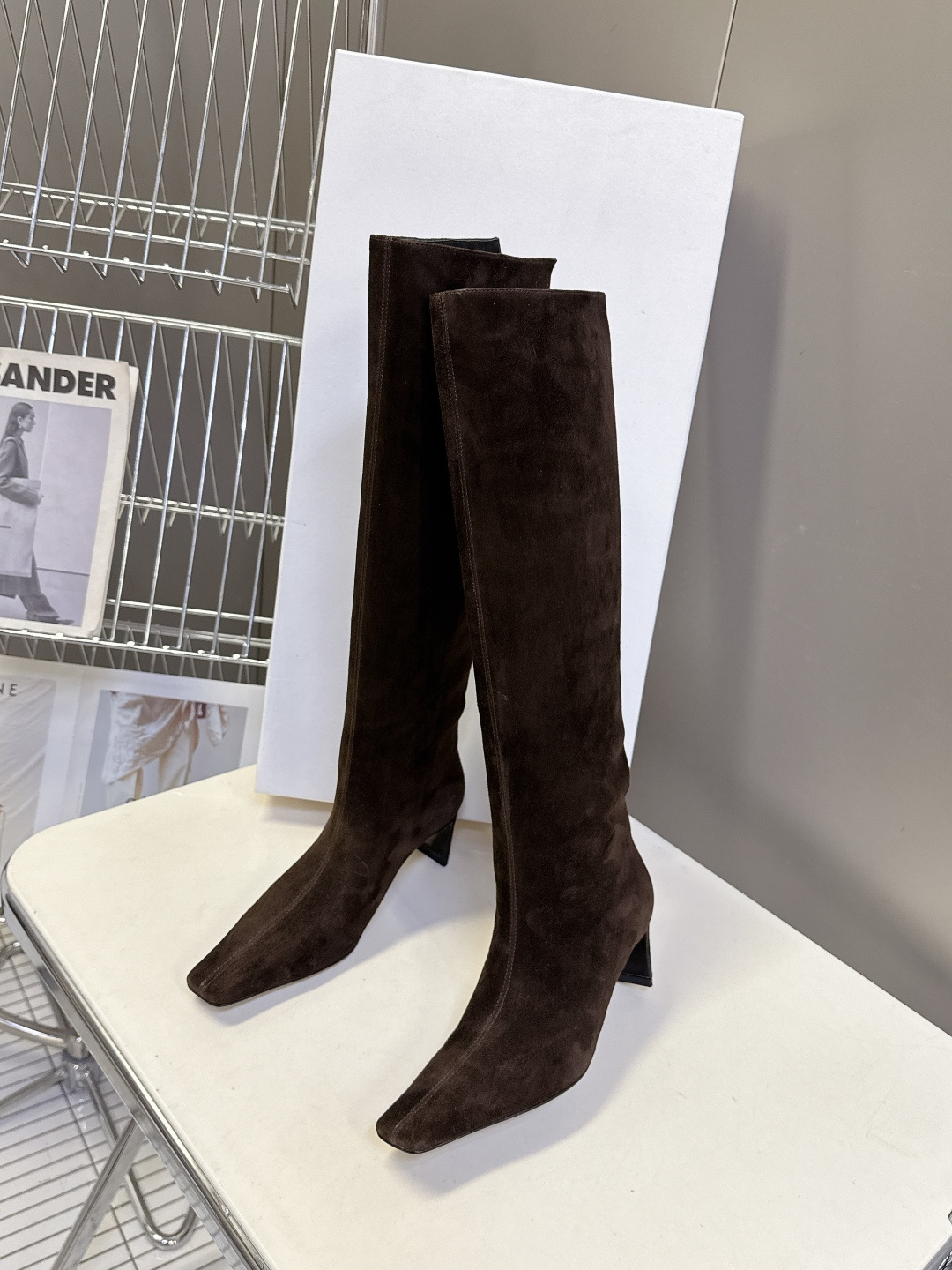 小众潮牌KHAITE秋冬最新款复古尖头时装长靴 超多明星时尚博主种草 把“酷飒”焊在腿上 利落方跟+尖头