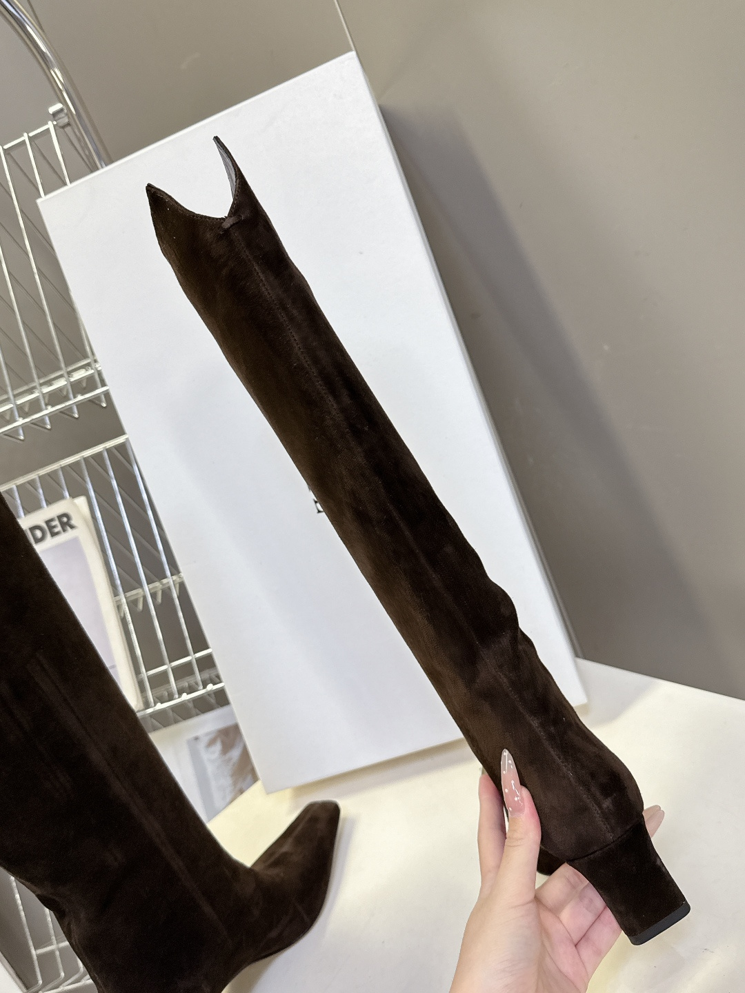 小众潮牌KHAITE秋冬最新款复古尖头时装长靴 超多明星时尚博主种草 把“酷飒”焊在腿上 利落方跟+尖头