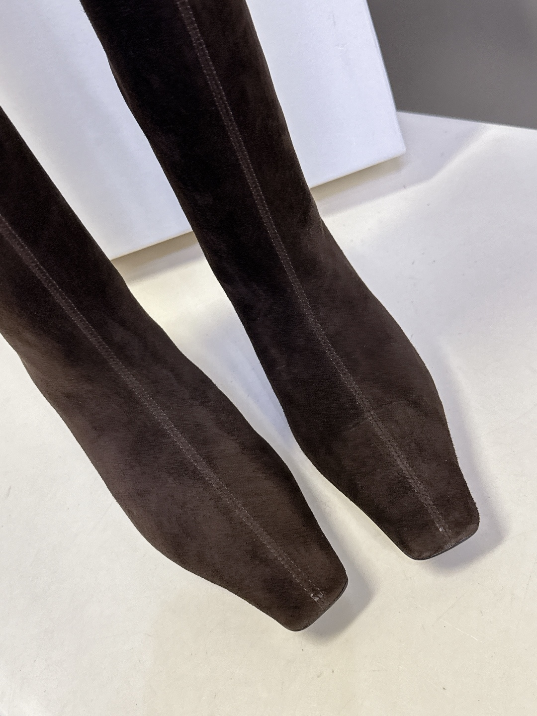 小众潮牌KHAITE秋冬最新款复古尖头时装长靴 超多明星时尚博主种草 把“酷飒”焊在腿上 利落方跟+尖头