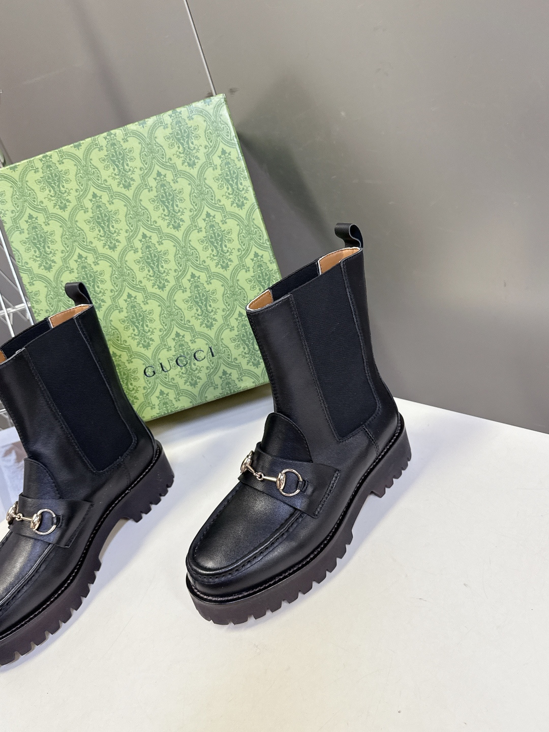 GUCCI古驰秋冬最新款一脚蹬短靴 不得不说G家这一季真的太酷了！经典的鞋型 细节处无不彰显品牌logo