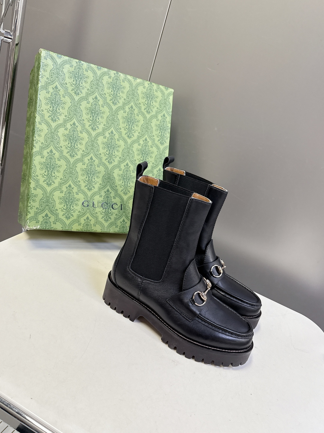 GUCCI古驰秋冬最新款一脚蹬短靴 不得不说G家这一季真的太酷了！经典的鞋型 细节处无不彰显品牌logo