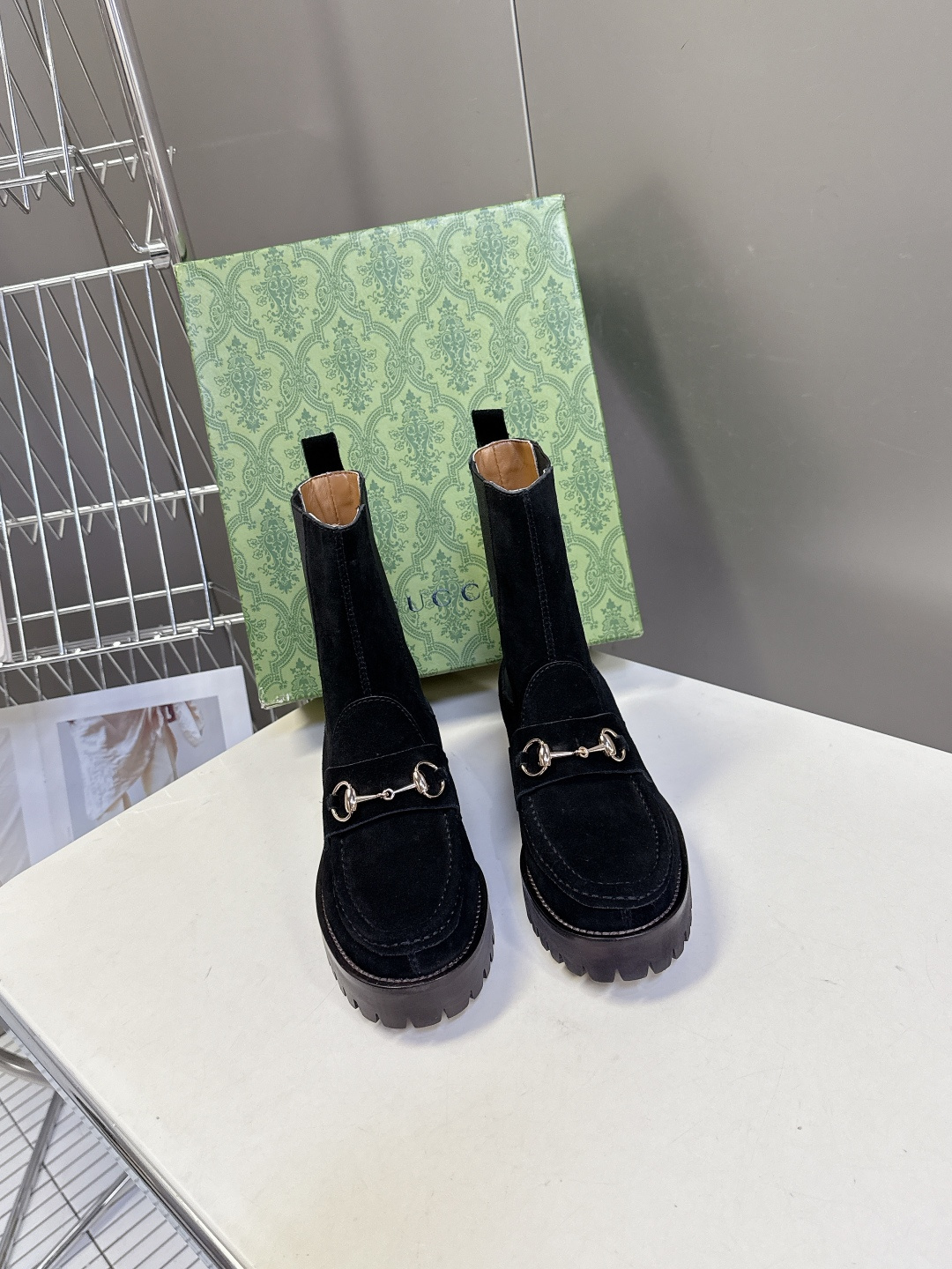 NO:561809,GUCCI Gucci’s latest slip-on short boots for autumn and winter. I have to say that the G family is really cool this season!  The classic shoe shape shows the brand logo in every detail. It really looks good on the feet. I ordered this shoe at a counter for a long time and finally got it. It’s really hard to find in one size and super hard to buy!  The workmanship of this shoe is very cumbersome. The upper is made of imported calfskin. Thick-soled design. A proper height-increasing artifact. Original molded combination outsole. Size 35-40. Boots, gucci, gucci, gucci, boots, cowhide19860909GUCCI古驰秋冬最新款一脚蹬短靴 不得不说G家这一季真的太酷了！经典的鞋型 细节处无不彰显品牌logo 上脚真心好看 这款我在专柜订了很久终于得偿所愿拿到啦真的是一码难求超级难买！这款鞋做工很繁琐 鞋面是进口小牛皮 厚底设计 妥妥的增高神器 原版开模组合大底 码数35-40,靴子,gucci,gucci,gucci,boots,cowhide,Women's Shoes