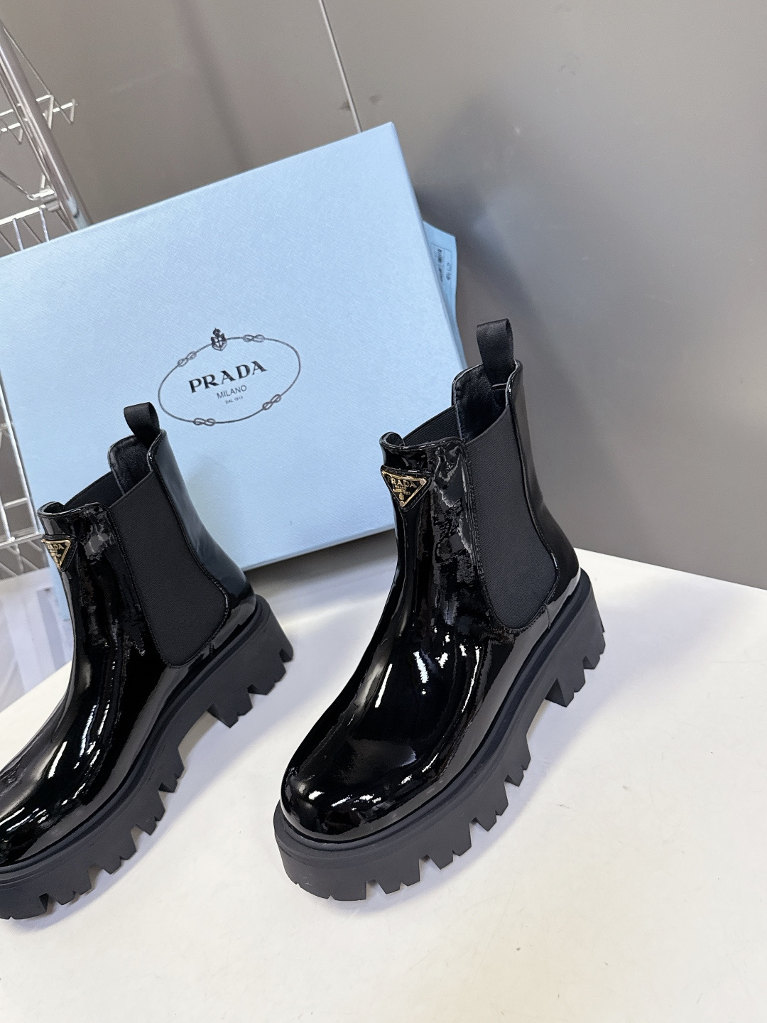 PRADA 普拉达秋冬最新款三角标一脚蹬女靴 超多明星网红种草 冬天买不到的系列，绝对是今年的大爆款贼好