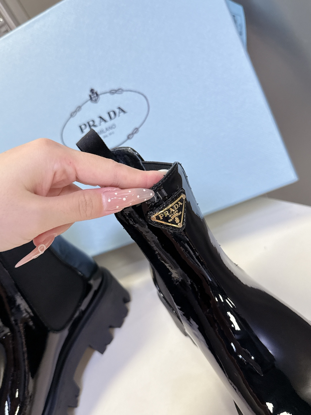 PRADA 普拉达秋冬最新款三角标一脚蹬女靴 超多明星网红种草 冬天买不到的系列，绝对是今年的大爆款贼好