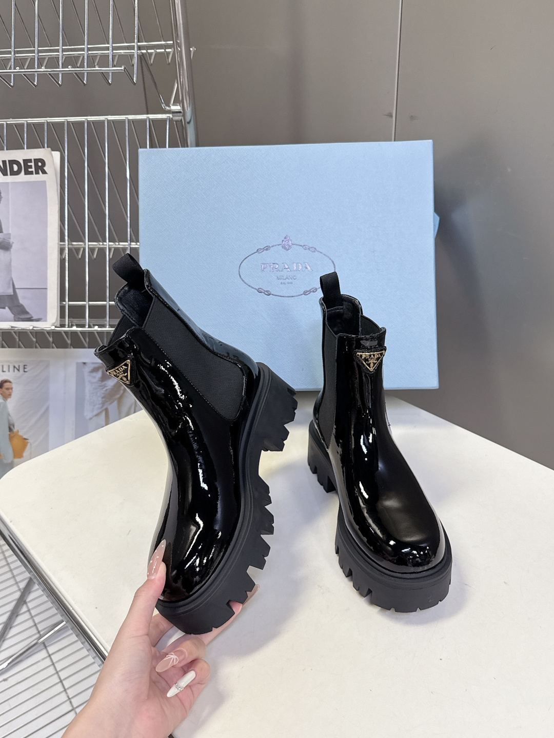 PRADA 普拉达秋冬最新款三角标一脚蹬女靴 超多明星网红种草 冬天买不到的系列，绝对是今年的大爆款贼好