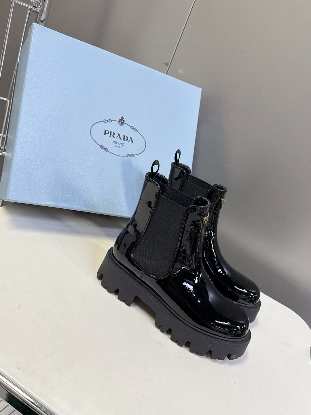 PRADA 普拉达秋冬最新款三角标一脚蹬女靴 超多明星网红种草 冬天买不到的系列，绝对是今年的大爆款贼好