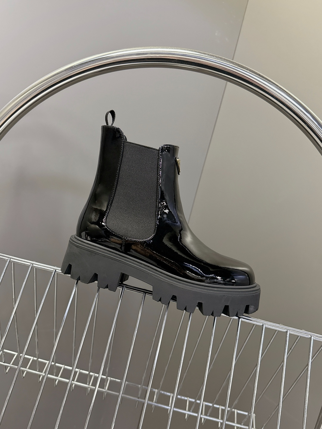 PRADA 普拉达秋冬最新款三角标一脚蹬女靴 超多明星网红种草 冬天买不到的系列，绝对是今年的大爆款贼好