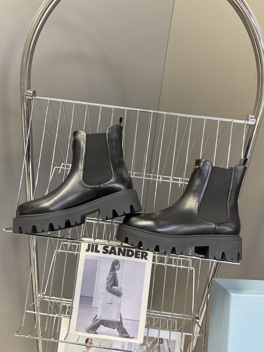 PRADA 普拉达秋冬最新款三角标一脚蹬女靴 超多明星网红种草 冬天买不到的系列，绝对是今年的大爆款贼好