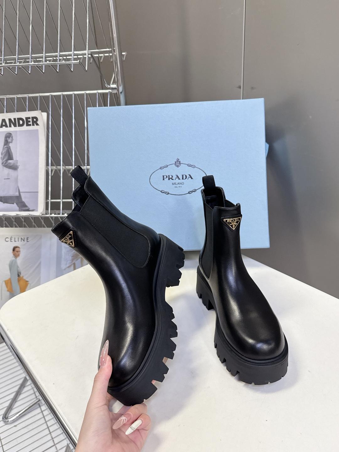 PRADA 普拉达秋冬最新款三角标一脚蹬女靴 超多明星网红种草 冬天买不到的系列，绝对是今年的大爆款贼好