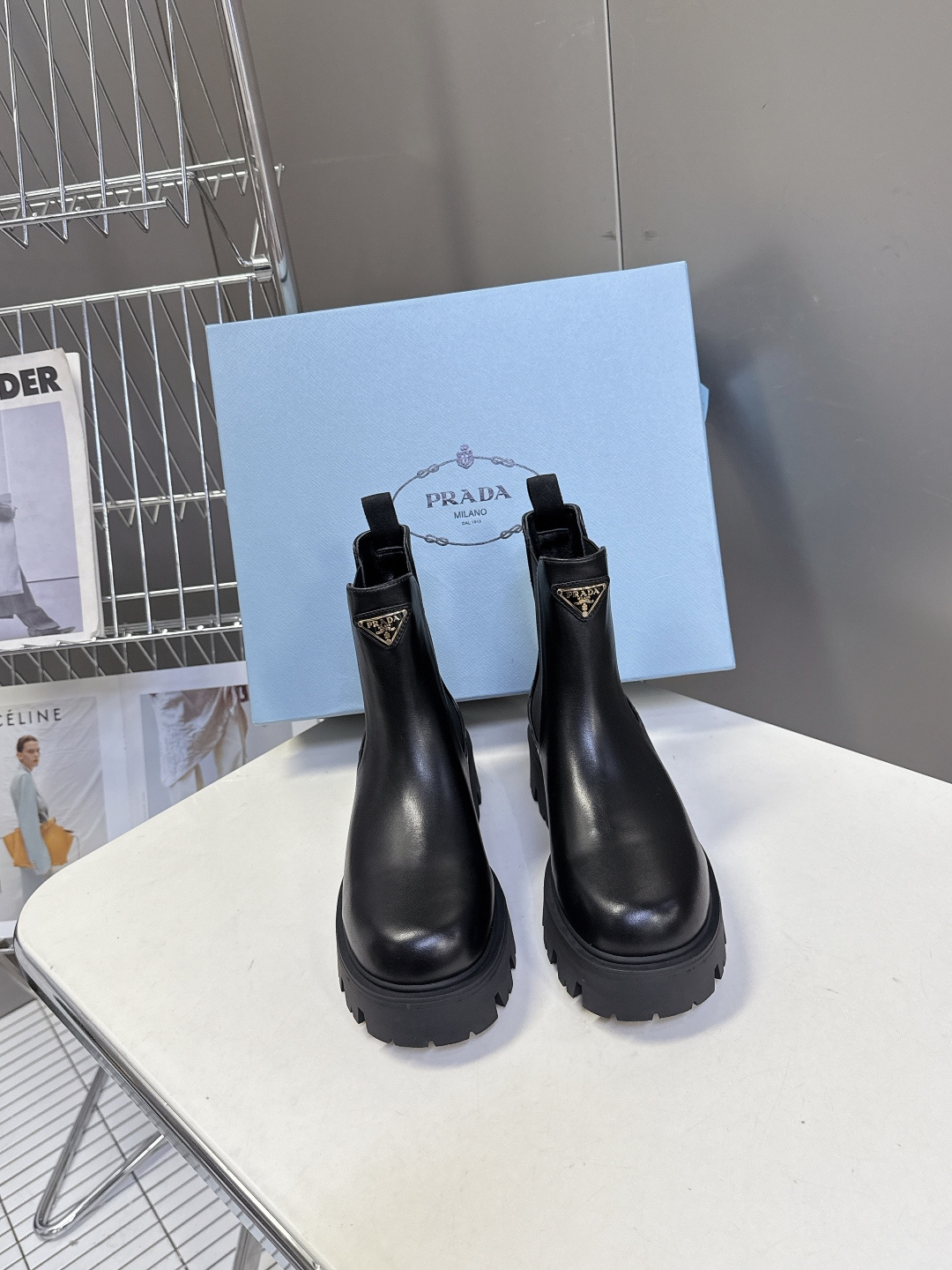 NO:561804,PRADA's latest autumn and winter triangular logo slip-on women's boots. There are many stars and Internet celebrities. A series that cannot be bought in winter. It is definitely this year's big hit and is very good-looking. Simple upper design. Highly brand-recognizable triangle logo embellishment. Full of details. The upper foot is large and slim, and the legs are slim. The outsole height is 5CM. Instantly heighten the height. A proper height-increasing artifact. The whole series uses a variety of imported materials, polished and waxed calfskin, and cow suede high mercerized  Lined with water-dyed cowhide, original combination rubber foam outsole, lightweight and comfortable, Size 35-41 (40 41 custom-made, non-returnable), boots, prada, prada, boots, cowhide19860909PRADA 普拉达秋冬最新款三角标一脚蹬女靴 超多明星网红种草 冬天买不到的系列,绝对是今年的大爆款贼好看 简约的鞋面设计 极具品牌辨识度的三角标点缀 细节拉满 上脚大气显腿瘦气质这块刚好拿捏 大底高度5CM 瞬间拉高身高 妥妥的增高神器 全系列采用多种进口材料擦色打腊小牛皮,牛反绒高丝光 内里水染牛皮里 原版组合橡胶发泡大底轻便舒适 Size35-41（40 41 订做不退换）,靴子,prada,prada,boots,cowhide,Women's Shoes