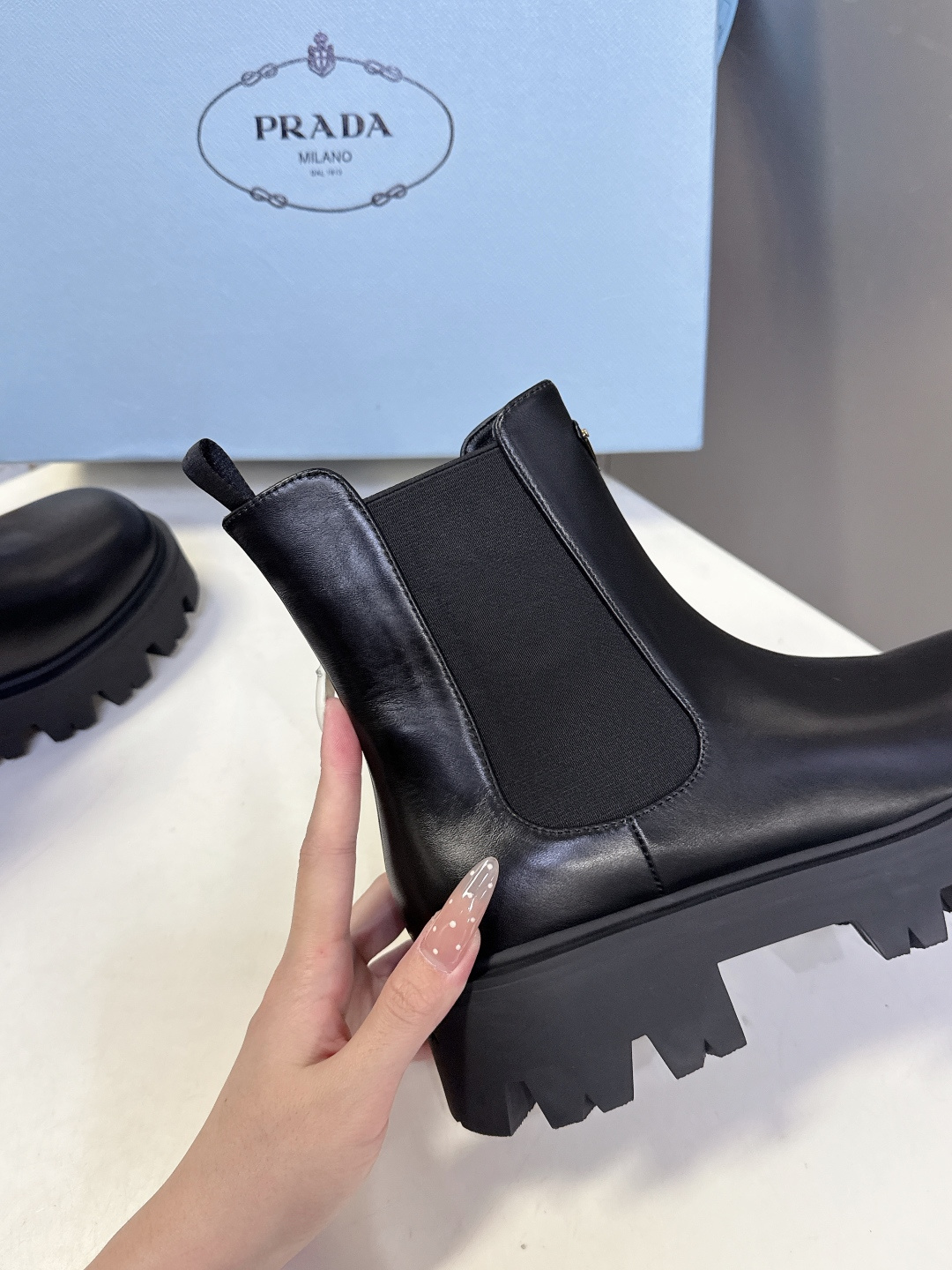 PRADA 普拉达秋冬最新款三角标一脚蹬女靴 超多明星网红种草 冬天买不到的系列，绝对是今年的大爆款贼好