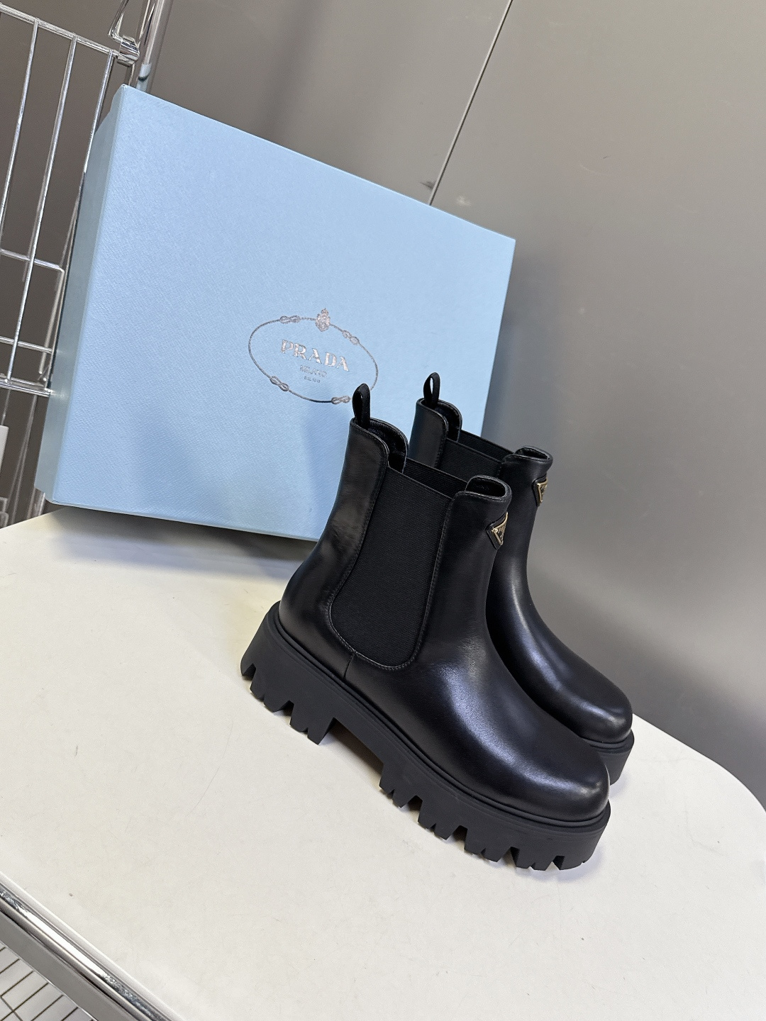 PRADA 普拉达秋冬最新款三角标一脚蹬女靴 超多明星网红种草 冬天买不到的系列，绝对是今年的大爆款贼好