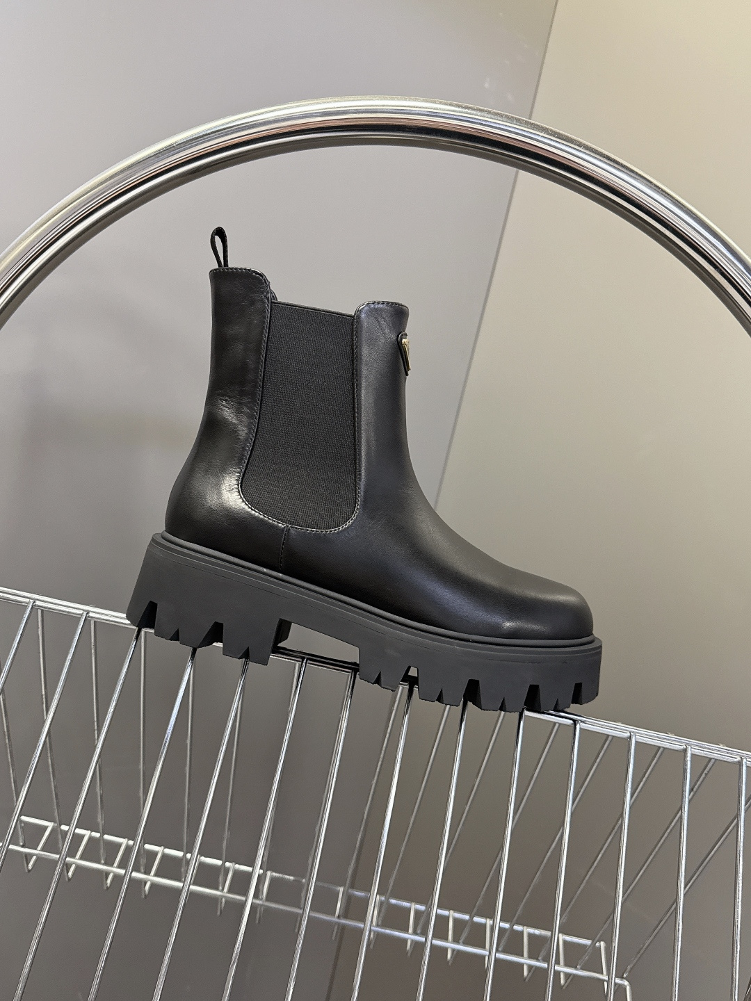 PRADA 普拉达秋冬最新款三角标一脚蹬女靴 超多明星网红种草 冬天买不到的系列，绝对是今年的大爆款贼好