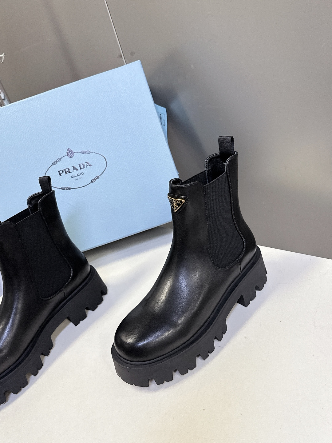 PRADA 普拉达秋冬最新款三角标一脚蹬女靴 超多明星网红种草 冬天买不到的系列，绝对是今年的大爆款贼好