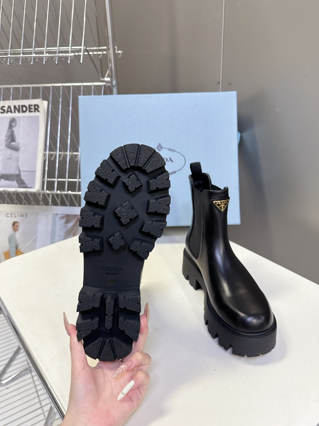 PRADA 普拉达秋冬最新款三角标一脚蹬女靴 超多明星网红种草 冬天买不到的系列，绝对是今年的大爆款贼好