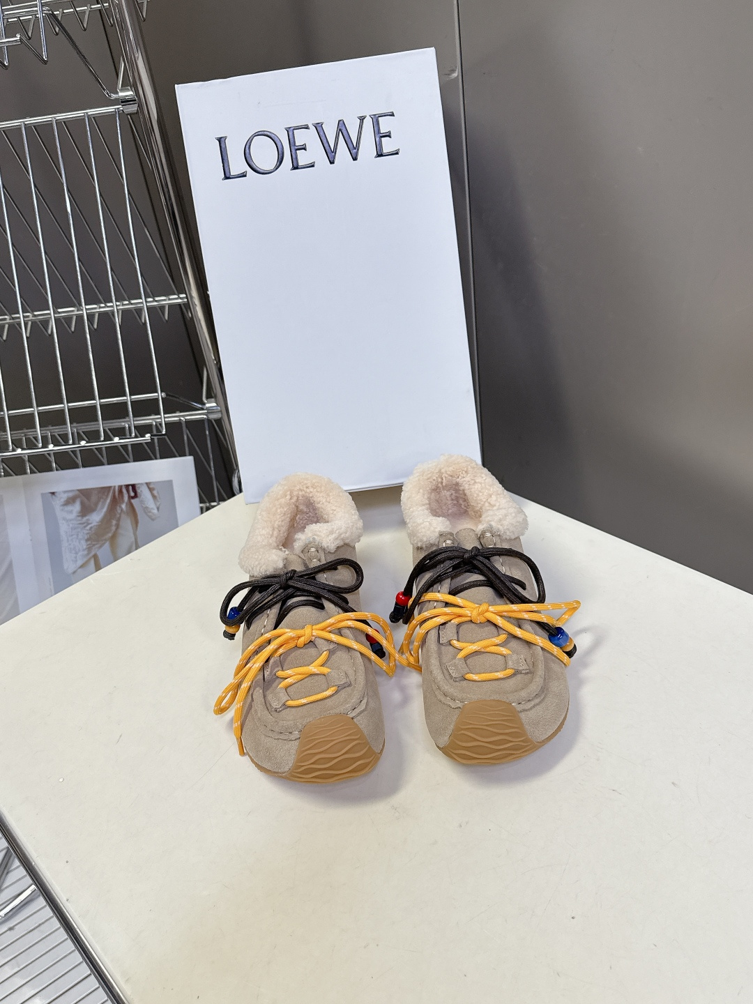 NO:561799,LOEWE's latest furry shoes for autumn and winter, moral training shoes, sports shoes, Xiaohongshu Good Things Sharing, they look very warm, they are so beautiful, so easy to wear, so comfortable and so versatile...the shoes are very light, no pressure when shopping, and can be worn with skirts and pants. Double shoelace design, mixed splicing fabric, frosted cowhide, real wool lining, original two-color combination non-slip outsole, original steel stamped logo, full set of counter packaging gift box packaging  Size 35-40, casual shoes/sports shoes, loewe, loewe, sneakers, skirts, cowhide19860909LOEWE罗意威秋冬最新款毛毛鞋 德训鞋 运动鞋 小红书好物分享 看着就很暖和 实在是太美太好穿太舒服太百搭啦……鞋子很轻便,逛街暴走零压力,配裙子裤子都OK 双鞋带设计 混搭拼接面料磨砂牛皮 内里真羊毛 原版双色组合防滑大底 原版钢印Logo徽标 全套专柜包装礼盒包装 码数35-40,休闲鞋/运动鞋,loewe,loewe,sneakers,skirts,cowhide,Women's Shoes