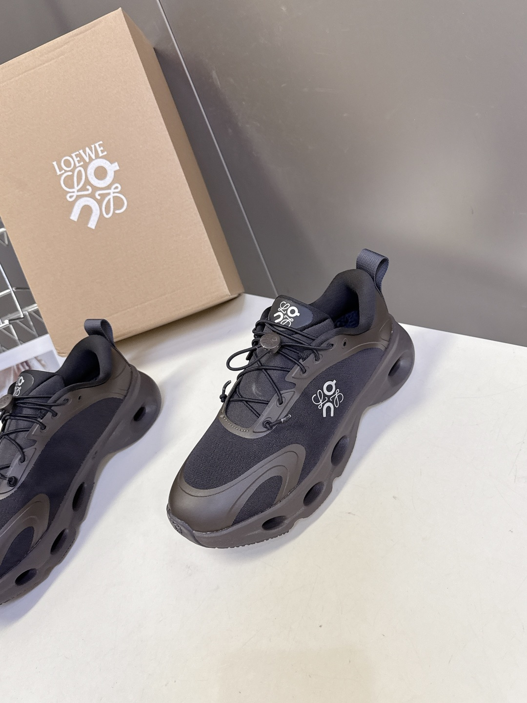 Loewe罗意威 x on昂跑联名情侣款 跑鞋 罗意威 xon 昂跑全新合作系列 时尚，品牌与瑞士高性能