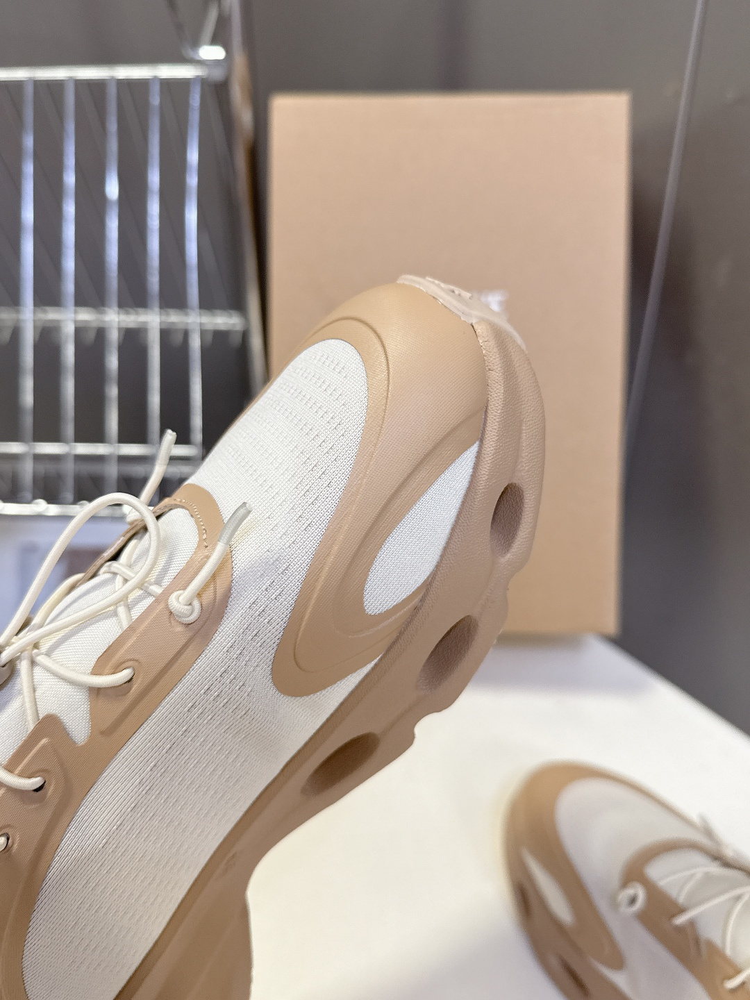 Loewe罗意威 x on昂跑联名情侣款 跑鞋 罗意威 xon 昂跑全新合作系列 时尚，品牌与瑞士高性能