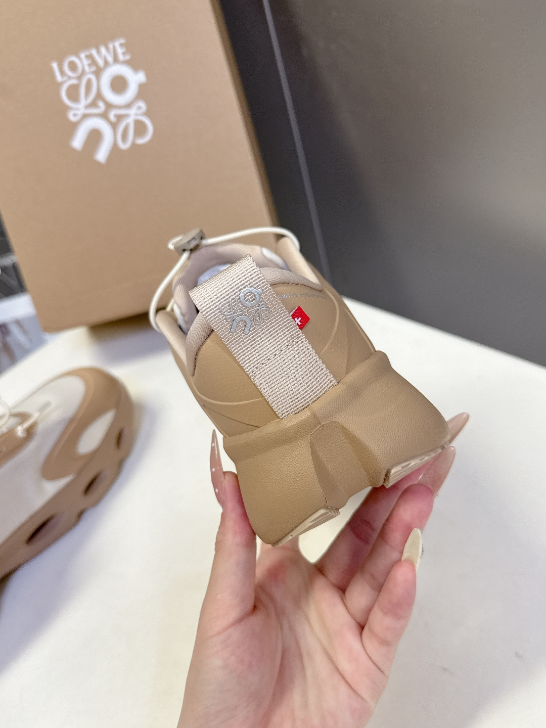 Loewe罗意威 x on昂跑联名情侣款 跑鞋 罗意威 xon 昂跑全新合作系列 时尚，品牌与瑞士高性能