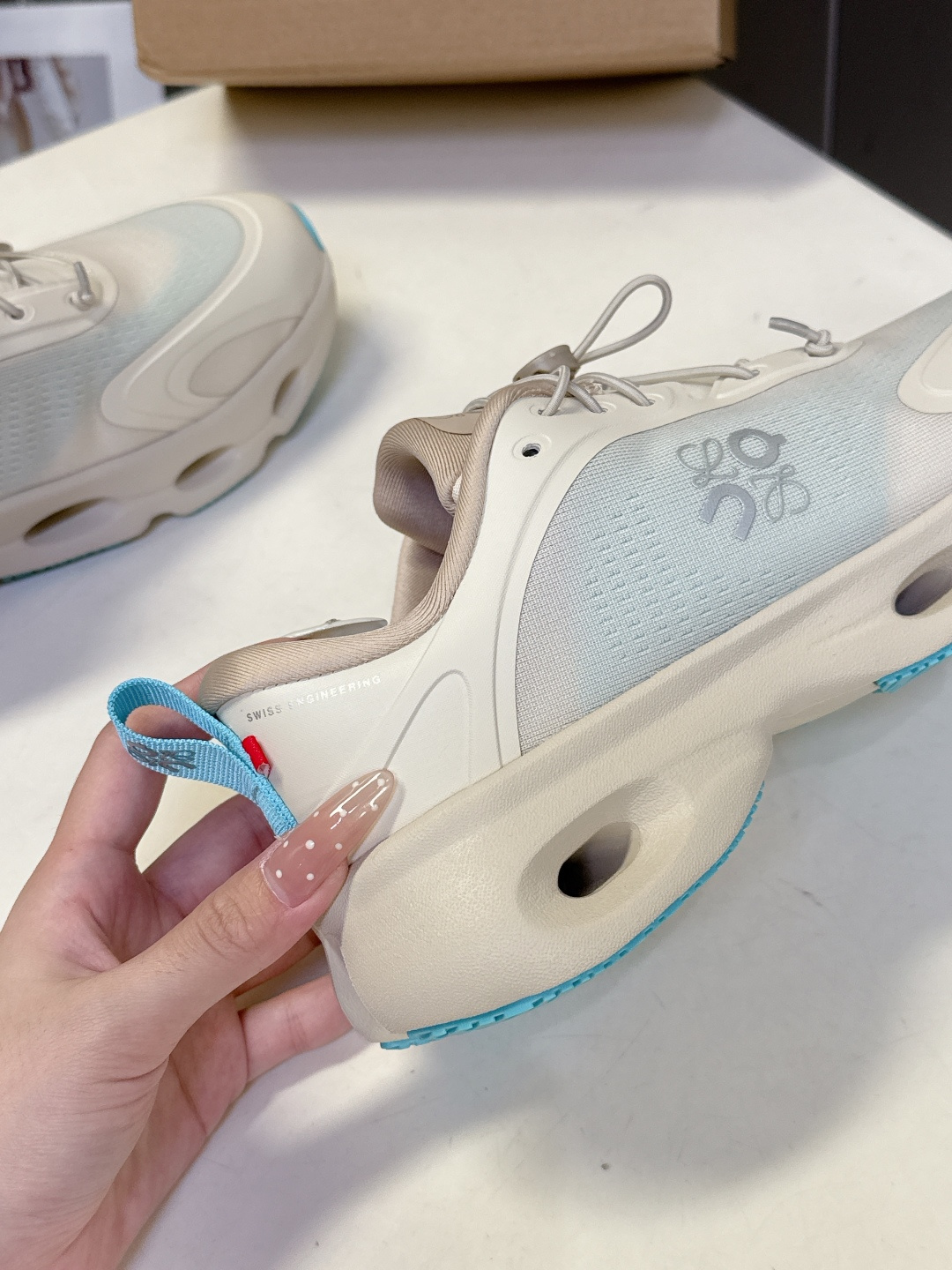 Loewe罗意威 x on昂跑联名情侣款 跑鞋 罗意威 xon 昂跑全新合作系列 时尚，品牌与瑞士高性能